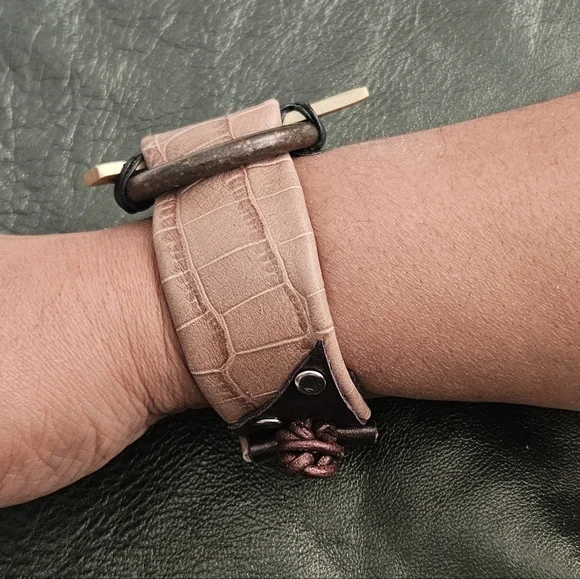 Leather cuff bracelet, brass ring, goldtone spike with leather string closure - Picture 3 of 7